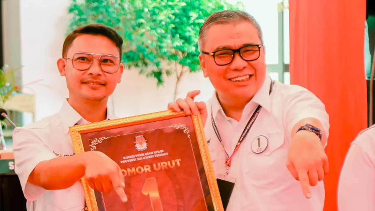 Calon Gubernur  dan Wakil Gubernur Sulawesi Tengah (Sulteng) Ahmad Ali dan Abdul Karim Aljufri (AKA) saat acara pengundian nomor urut. Pasangan calon tersebtu mendapatkan nomor urut satu. (Istimewa)