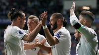 Penyerang Real Madrid, Karim Benzema berselebrasi bersama rekannya usai mencetak gol ke gawang Atletico Madrid pada final Piala Super Eropa di Lillekula Stadium di Tallinn, Estonia, (15/8). Real Madrid kalah 4-2 atas Atletico. (AP Photo/Pavel Golovkin)