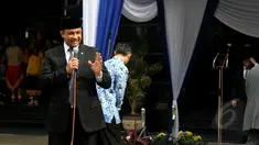 Mendikbud, Anies Baswedan berpidato saat upacara Hari Pendidikan Nasional di Kemendikbud, Jakarta, Sabtu (2/5/2015). Anies meminta Hardiknas dijadikan momentum merefleksikan gagasan tokoh pendidikan nasional Ki Hajar Dewantara. (Liputan6.com/Johan Tallo)