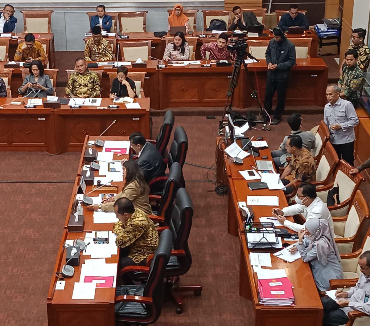Wajah baru yang muncul dari Dapil tersebut yakni mantan Bupati Padang Lawas Utara, Andar Amin Harahap dan Trinovi Khairani.