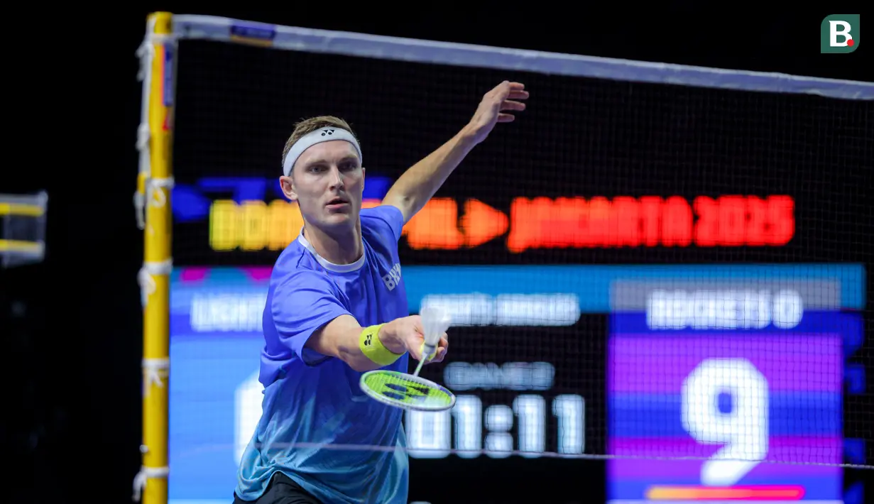 Pebulu tangkis Denmark, Viktor Axelsen dari tim Lightning berusaha mengembalikan kok ke arah Kodai Naraoka dari tim Rockets dalam laga tunggal putra Badminton XL 2025 di Istora Senayan, Jakarta, Sabtu (04/10/2025). (Bola.com/Bagaskara Lazuardi)