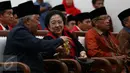 Ketum PDIP Megawati Soekarnoputri berbincang dengan Ketua Dewan Pertimbangan MUI Prof Din Syamsuddin pada pelantikan pengurus pusat Baitul Muslimin Indonesia (Bamusi) periode 2016-2020 di DPP PDIP, Jakarta, Kamis (8/9). (Liputan6.com/Johan Tallo)