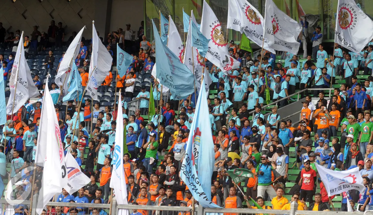 Buruh dari berbagai elemen berkumpul di GBK, Jakarta, Minggu (1/5) GBK merupakan titik kumpul para Buruh dalam penyampaian aspirasi buruh saat Perayaan Buruh Internasional. (Liputan6.com/Helmi Afandi)