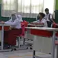 Sejumlah murid  mengikuti kegiatan belajar di SD Negeri 6, Bekasi, Jawa Barat, Selasa (4/8/2020). Pemerintah setempat memberikan izin kepada enam sekolah untuk melakukan uji coba pembelajaran tatap muka selama satu bulan. (Liputan6.com/Herman Zakharia)