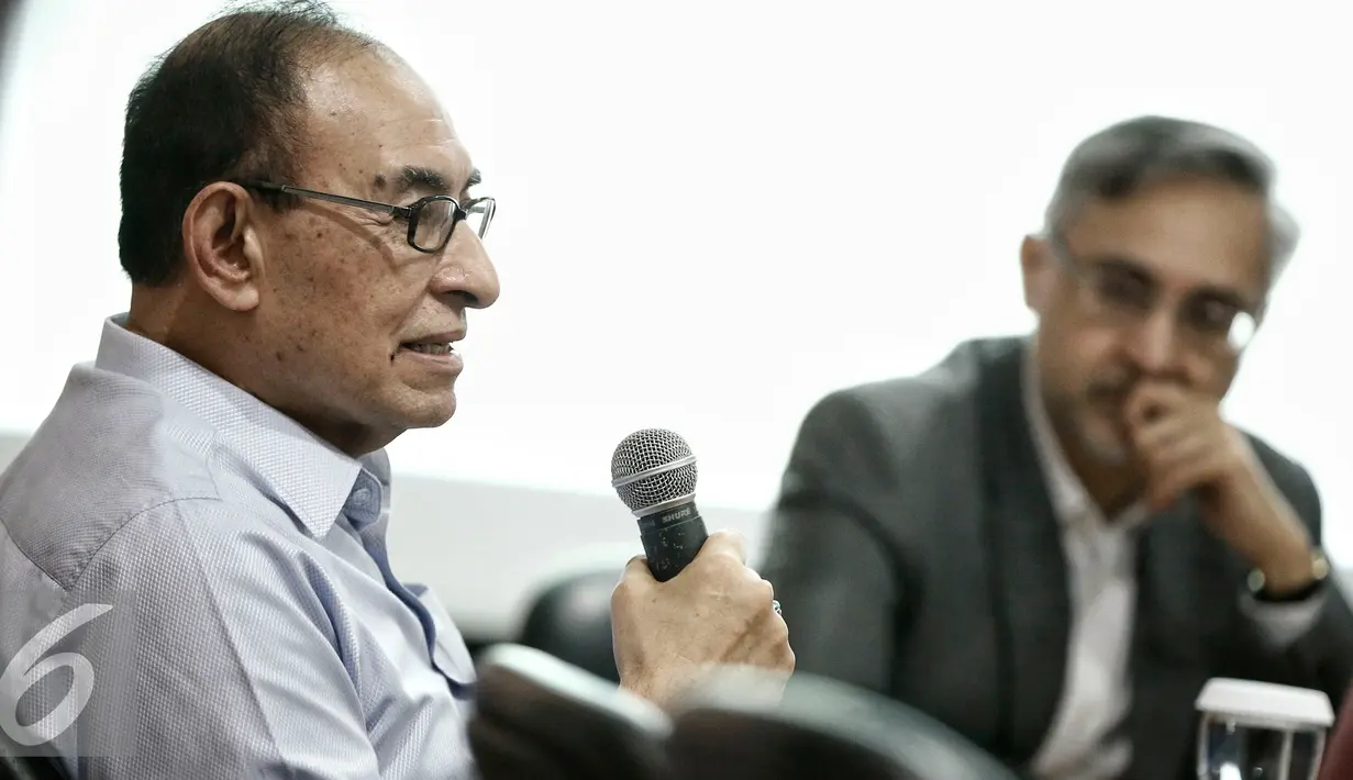 Mantan Menteri Luar Negri, Alwi Shihab saat mengikuti diskusi Umat Muslim Inggris dan Umat Muslim Islam di Jakarta, Senin (29/2/2016). Dalam diskusi tersebut bertema "Melawan Ekstrimisme Kekerasan". (Liputan6.com/Faizal Fanani)
