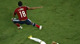 Usai menerima terjangan bek Kolombia Juan Camillo Zuniga dari belakang, Neymar terkapar kesakitan, Brasil, Sabtu (5/7/14). (REUTERS/Fabrizio Bensch)