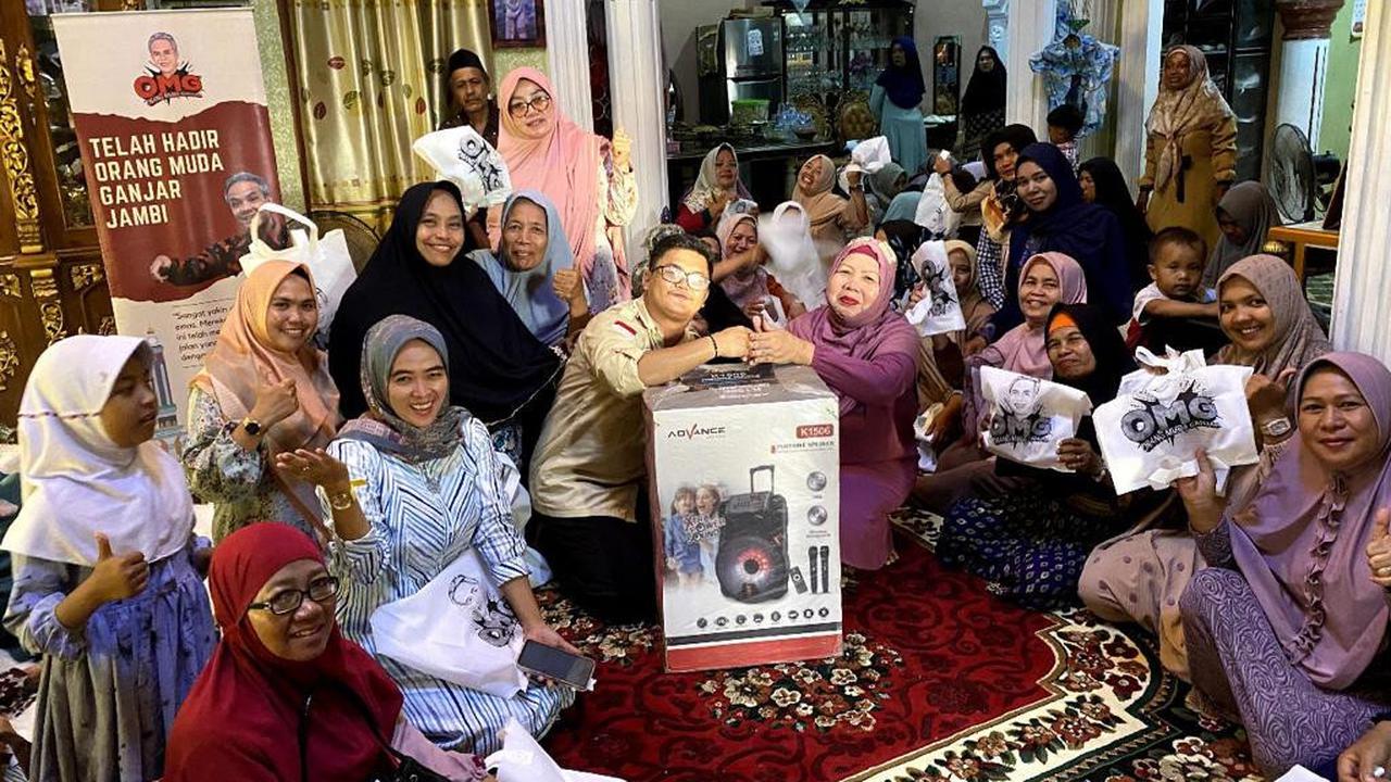 Sukarelawan Orang Muda Ganjar (OMG) Jambi melanjutkan kegiatan positif dengan menjalin silaturahmi dengan kelompok majelis taklim yang ada di Kecamatan Sungai Gelam, Kabupaten Muaro Jambi. (Istimewa)