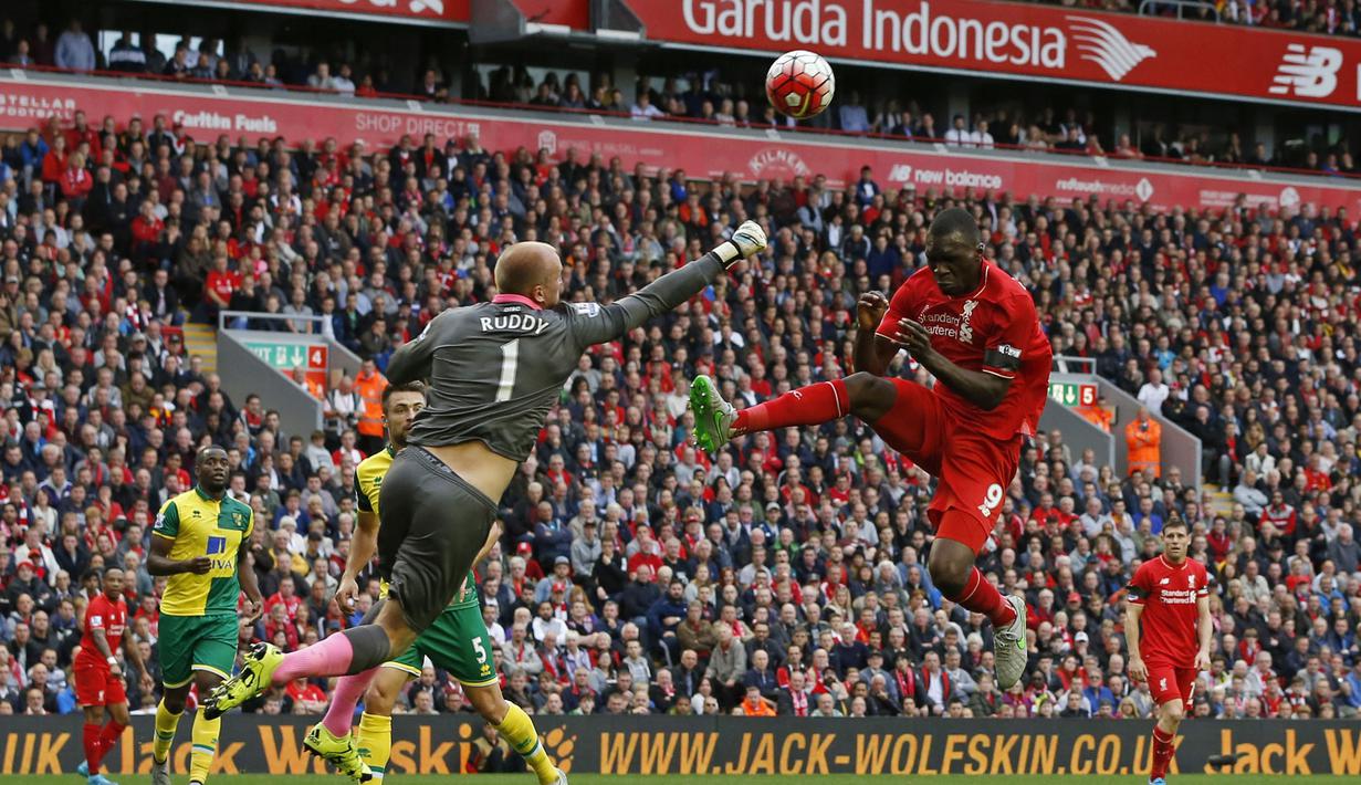 Kiper Norwich, John Ruddy, berebut bola dengan striker Liverpool, Christian Benteke, dalam laga Liga Premier Inggris di Stadion Anfield, Liverpool, Minggu (20/9/2015). (Reuters/Phil Noble)