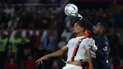 Bermain di Stadion Olimpiade, tuan rumah AS Roma tampak kesulitan menghadapi agresivitas AC Milan sejak menit pertama. (Filippo MONTEFORTE/AFP)