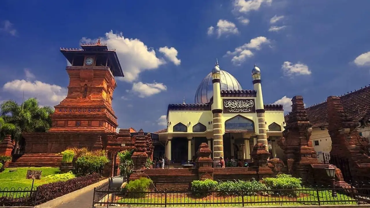 Masjid Menara Kudus di Jawa Tengah merupakan peninggalan Wali Songo