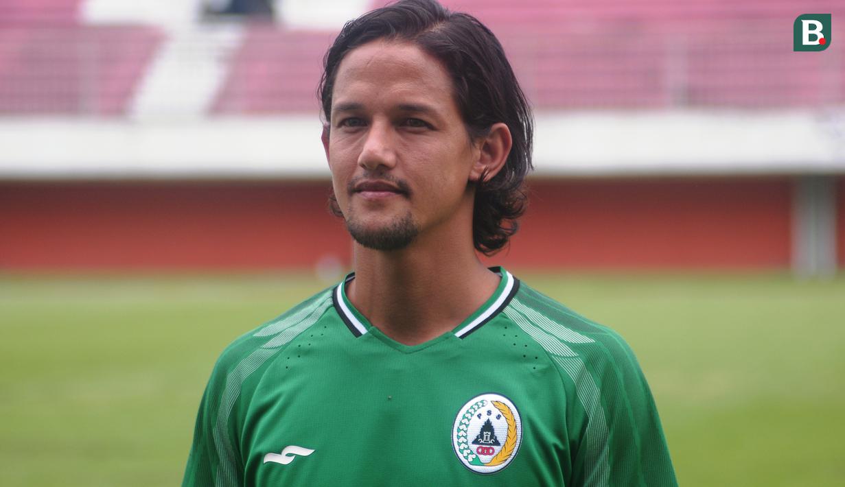Irfan Bachdim saat perkenalan sebagai pemain baru PSS Sleman. (Bola.com/Vincentius Atmaja)