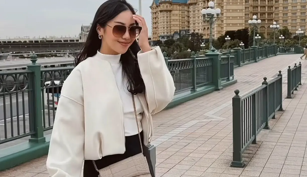 Nona Willy tampil mengenakan jaket putih crop dipadukan inner turtle neck warna senada. Dipadukan mini skirt hitam senada dengan celananya. [@nonawilly16]