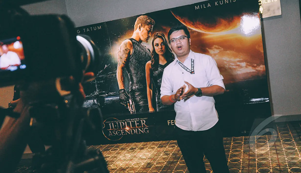 Seorang penonton diwawancarai usai menonton Premier Film Jupiter Ascending di Plaza Indonesia XXI, Jakarta, Selasa (3/2/2015). (Liputan6.com/Faizal Fanani)