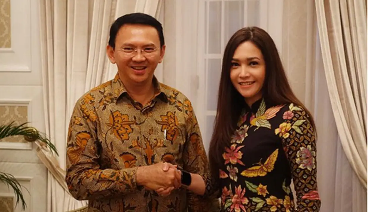 "Mesem dikit yuukkk Pak !!!!!! #ahok #maiaestianty #bizqueens" tulis Maia. Maia mengajak senyum Ahok. Berbeda dengan mantan suaminya Ahmad Dhani. Bahkan siap pindah rumah ke Bekasi atau Depok kalau Ahok terpilih kembali. (Instagram/maiaestiantyreal)