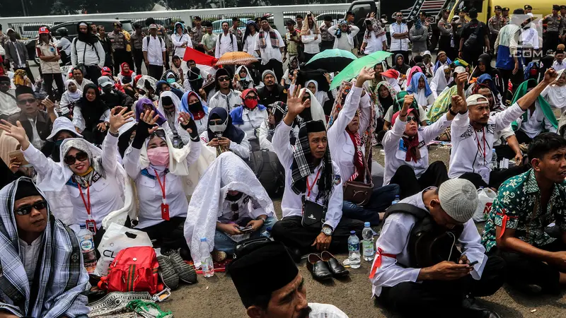 Honorer Kategori Dua Serbu Gedung DPR