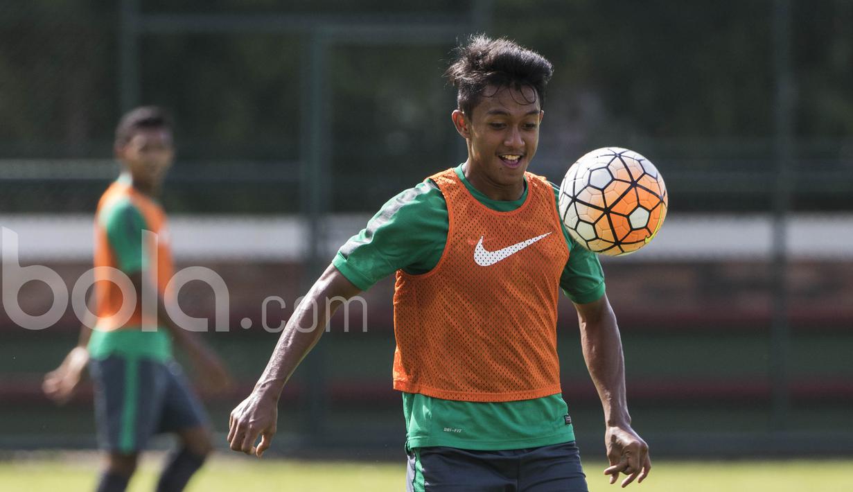 Pemain Timnas Indonesia, Febri Hariyadi, mengontrol bolas saat latihan. Nantinya Timnas U-22 akan menjalani pemusatan latihan jangka panjang di Spanyol untuk persiapan Kualifikasi Piala AFC U-23 2018. (Bola.com/Vitalis Yogi Trisna)
