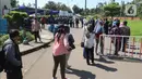 Warga mengantre untuk pembuatan dan memperpanjang SIM di mobil layanan SIM Keliling Masjid At-Tin TMII, Jakarta Timur, Kamis (4/6/2020). Direktorat Lalu Lintas Polda Metro Jaya mengoperasikan kembali layanan mobil SIM Keliling untuk mengantisipasi antrean pemohon. (Liputan6.com/Herman Zakharia)