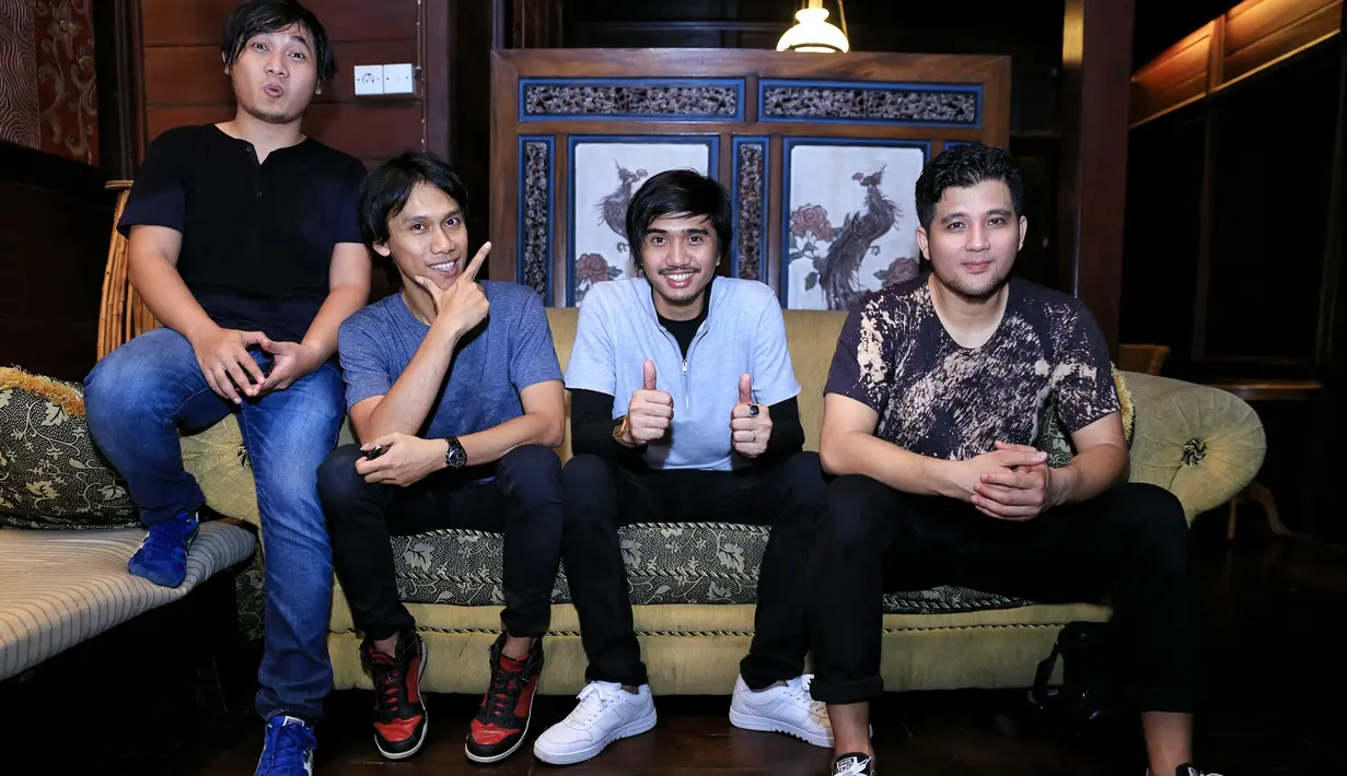 Melalui lagu Just For My Mom, Sheila on 7 menyampaikan jika hanya ibu yang dapat membantu untuk melampiaskan pilu. (Adrian Putra/Bintang.com)