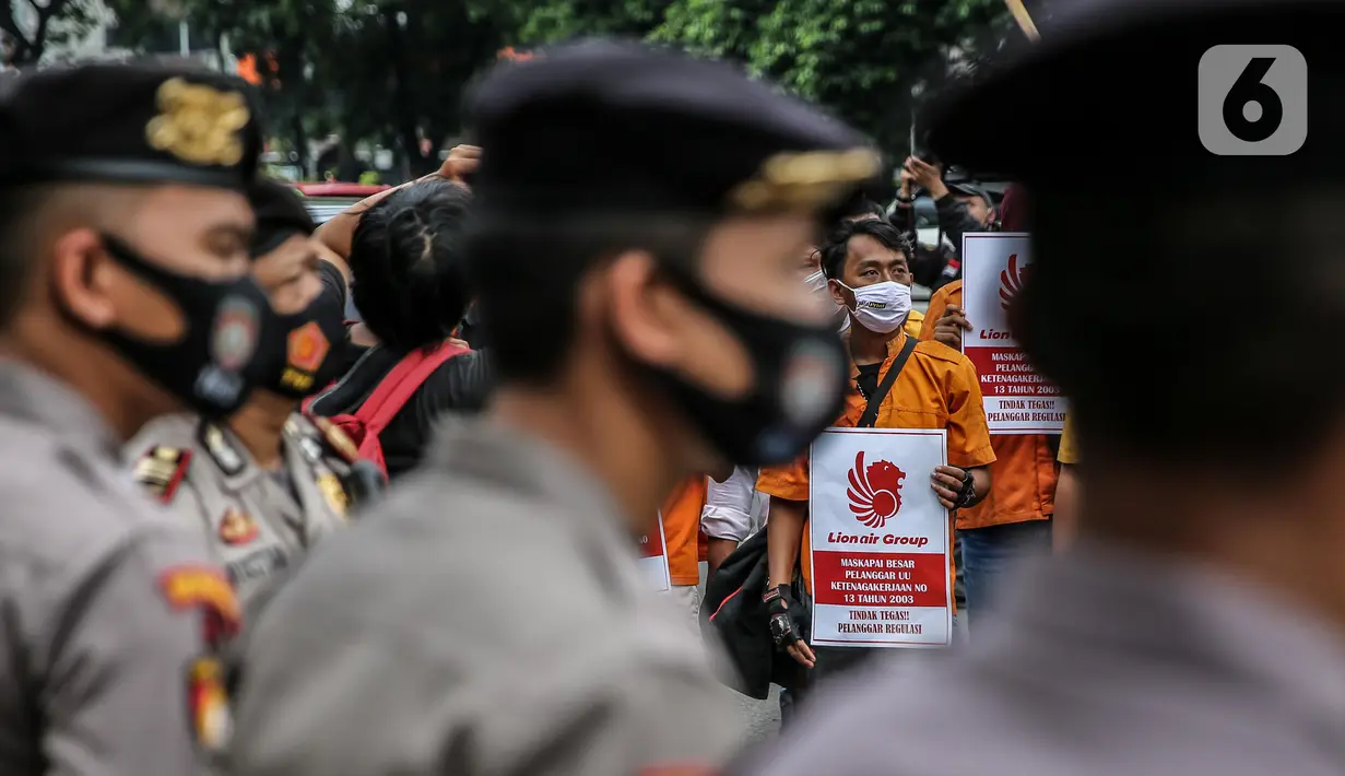 Pekerja alih daya (outsourcing) maskapai penerbangan Lion Air saat menggelar unjuk rasa di Gedung Lion Tower, Jakarta, Senin (13/7/2020). Aksi yang diikuti ratusan orang ini menuntut hak yang disebut belum dibayarkan oleh manajemen perusahaan. (Liputan6.com/Faizal Fanani)