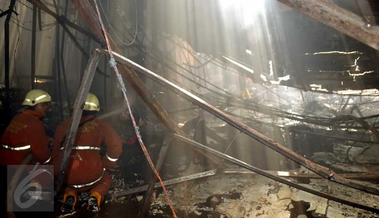 Dua petugas pemadam menyisir bagian dalam gedung Hotel dan Spa Fortune yang dilalap api, Jakarta, Rabu (20/4/2016). Belum ada laporan mengenai korban jiwa ataupun kerugian yang ditimbulkan akibat kebakaran tersebut (Liputan6.com/Istimewa)
