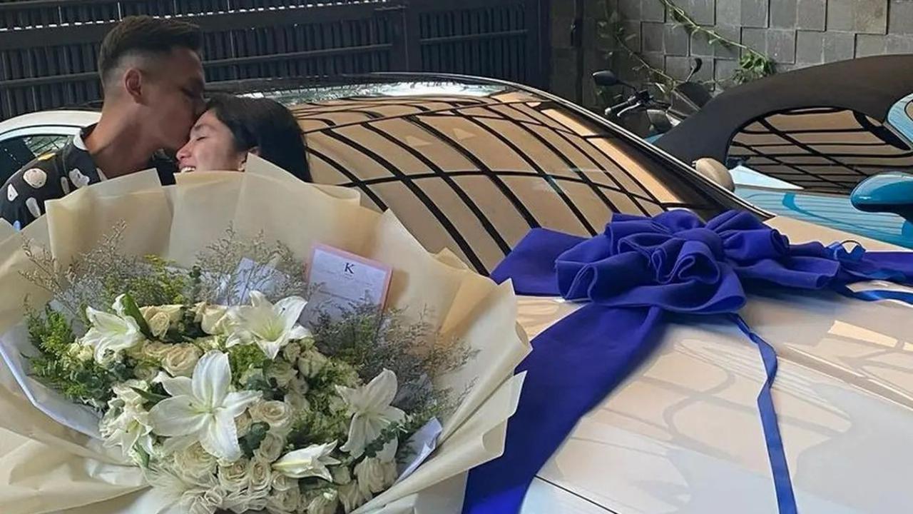 Ussy Sulistiawaty merasa sangat bahagia saat merayakan ulang tahunnya yang ke-41 dan menerima hadiah istimewa dari suaminya, Andhika Pratama.