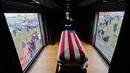Anggota militer menjaga peti jenazah Presiden ke-41 AS George HW Bush dalam sebuah kereta saat melintasi Magnolia, Texas, Kamis (6/12). Kereta pembawa jenazah George HW Bush berangkat dari Houston menuju College Station. (AP Photo/David J. Phillip, Pool)