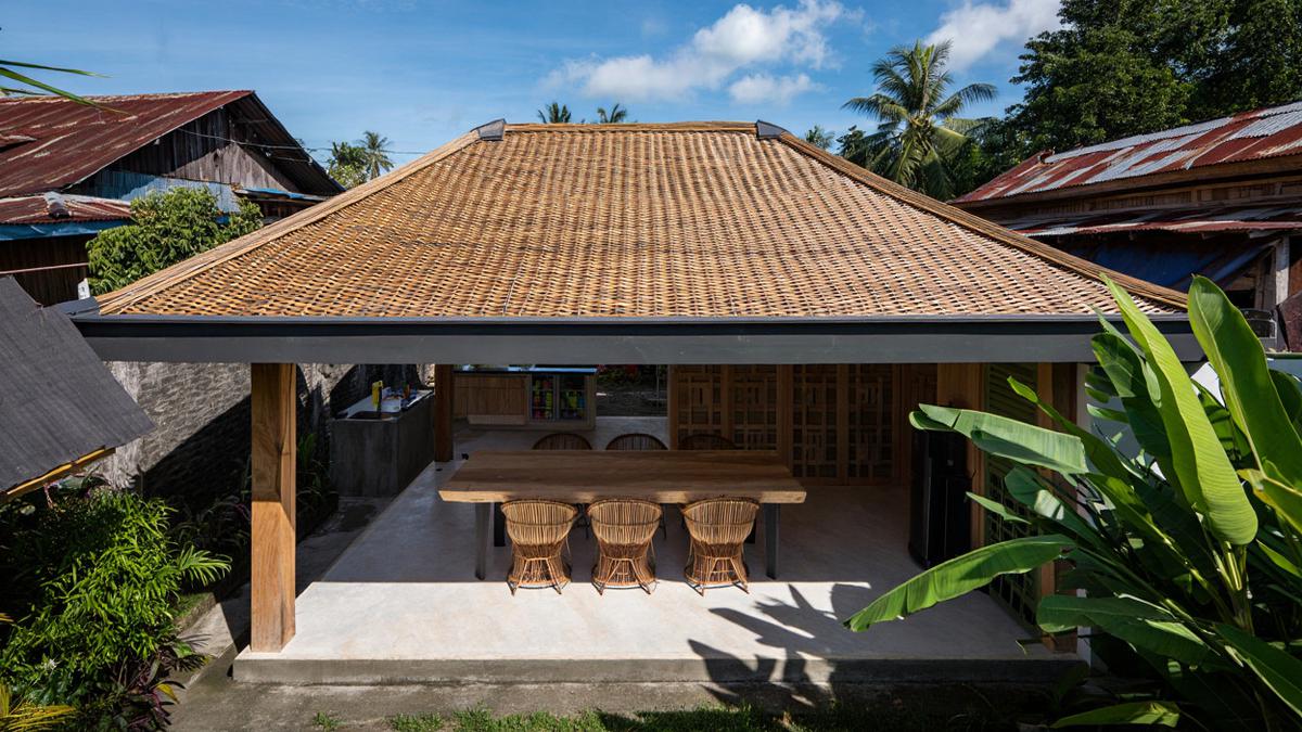 8 Inspirasi Teras Belakang Rumah Tropis Menyatu dengan Ruang Makan Terbuka 2025, Praktis dan Elegan