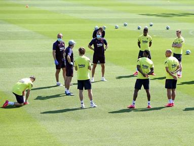 Pemain Barcelona FC saat mengikuti sesi latihan di Ciutat Esportiva Joan Gamper, Sant Joan Despi, Senin (18/5/2020). Barcelona terus matangkan latihan jelang kembali bergulirnya kompetisi La Liga.(AFP/Handout/FC Barcelona/Miguel Ruiz)