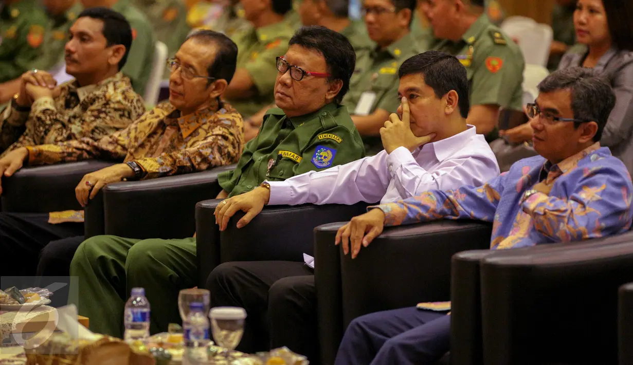 Menteri Pendayagunaan Aparatur Negara dan Reformasi Birokrasi, Yuddy Chrisnandi (kedua kanan) tampak hadir di acara Pencanangan dan Penandatanganan Piagam Zona Integritas di Kantor Kemendagri, Jakarta, Senin (14/9/2015). (Liputan6.com/Faizal Fanani)