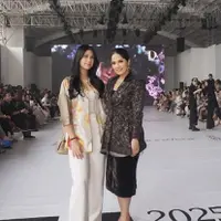 Melihat gaya elegan Annisa Pohan dan Almira Tunggadewi di JFW 2025 (@annisayudhoyono)