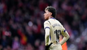 Pemain Barcelona, Lamine Yamal, tampak kecewa setelah ditaklukkan Atletico Madrid pada leg pertama semifinal Copa del Rey 2025/2026 di Stadion Metropolitano, Madrid, Jumat (13/2/2026) dini hari WIB. (AP Photo/Manu Fernandez)