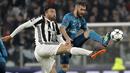 Striker Real Madrid, Karim Benzema, berebut bola dengan bek Juventus, Andrea Barzagli, pada laga Liga Champions di Stadion Allianz, Selasa (3/4/2018). Juventus takluk 0-3 dari Real Madrid. (AP/Luca Bruno)