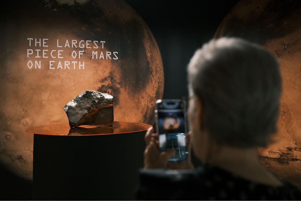 FOTO: Penampakan Batu Dari Planet Mart Mars yang Terjual Rp107 Miliar