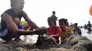 Selain berenang, pasir laut menjadi mainan utama pengunjung yang berwisata di Pantai Ancol, Jakarta, (30/7/2014). (Liputan6.com/Faizal Fanani)