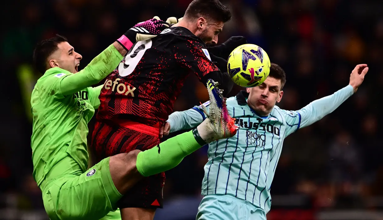 (Dari kiri) Kiper Atalanta Juan Musso, penyerang AC Milan Olivier Giroud dan bek Atalanta Joakim Maehle saling serang  pada lanjutan Liga Italia Serie A musim 2022/2023, Senin (27/2/2023) dini hari WIB. Dua gol Milan tercipta berkat gol bunuh diri Juan Musso (26') dan gol dari Junior Messias (87'). (Marco BERTORELLO / AFP