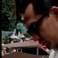 Video berdurasi kurang dari satu menit ini pasti juga akan langsung membuatmu terpesona dengan sosok Gubernur Jakarta Ali Sadikit. (Foto: Facebook/@VideoSejarah)