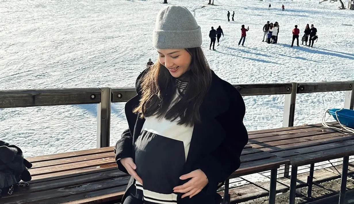 Ini adalah potret Jessica Mila berfoto di Hakuba, Jepang. Berpose sembari pamer baby bump, Jessica Mila dipuji cantik. OOTD simpel dan nyaman untuk bumil, sangat cocok dikenakan oleh Jessica Mila. Sejak menikah dan mengandung, tak sedikit netizen dan rekan selebriti memuji bintang sinetron Ganteng-Ganteng Serigala ini semakin pancarkan pesonanya. (Liputan6.com/IG/@jscmila)