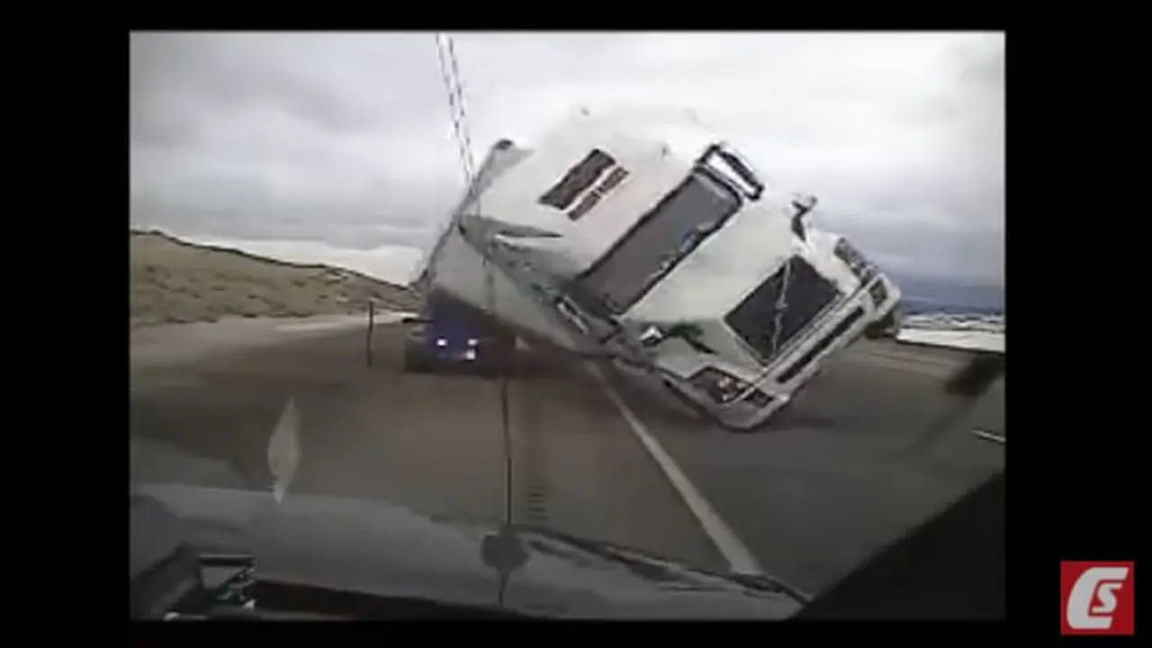 Truk tumbang tertiup angin