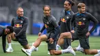 (Dari kiri) Pemain RB Leipzig David Raum, Xavi Simons, Yussuf Poulsen dan Christopher Lenz melakukan pemanasan saat latihan menjelang pertandingan Grup G Liga Champions 2023/2024, di stadion Stadion Wankdorf, Senin (18/9/2023). (Fabrice COFFRINI / AFP)