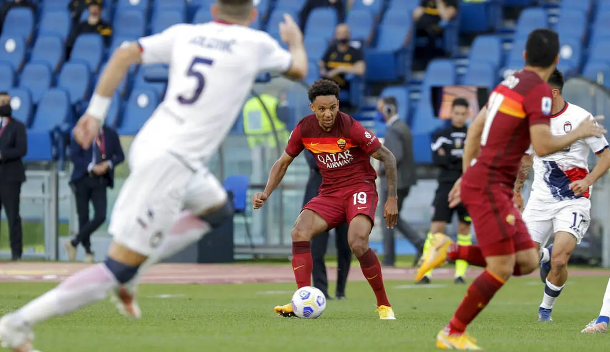 Pemain AS Roma, Bryan Reynolds, mengontrol bola saat melawan Crotone pada laga Liga Italia di Stadion Olimpico, Senin (10/5/2021). AS roma menang dengan skor 5-0. (AP/Gregorio Borgia)