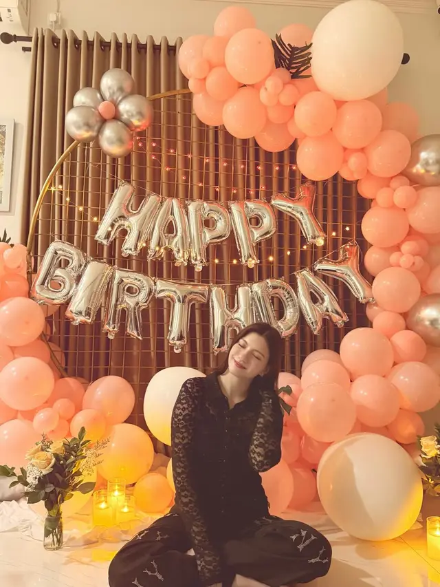 Rayakan Ulang Tahun ke-25, Gaya Santai Serba Hitam Cassandra Lee Kompak dengan Suami Ryuken Lie