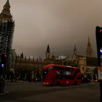 Penampakan langit di atas Big Ben dan Gedung Parlemen yang berwarna kuning kusam menyelimuti kota London, Senin (16/10). Fenomena langit yang menjadi mencekam ini disebabkan oleh badai Ophelia yang membawa debu dari Gurun Sahara. (AP Photo/Frank Augstein)