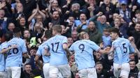 Para pemain Manchester City merayakan gol yang dicetak oleh John Stones ke gawang Leicester City pada pekan ke-31 Premier League 2022/2023, Sabtu (15/4/2023). Man City unggul cepat lewat gol John Stones di menit 5. Sesudah itu, Erling Haaland mencetak dua gol di menit 13 (penalti) dan 25. (AP Photo/Dave Thompson)