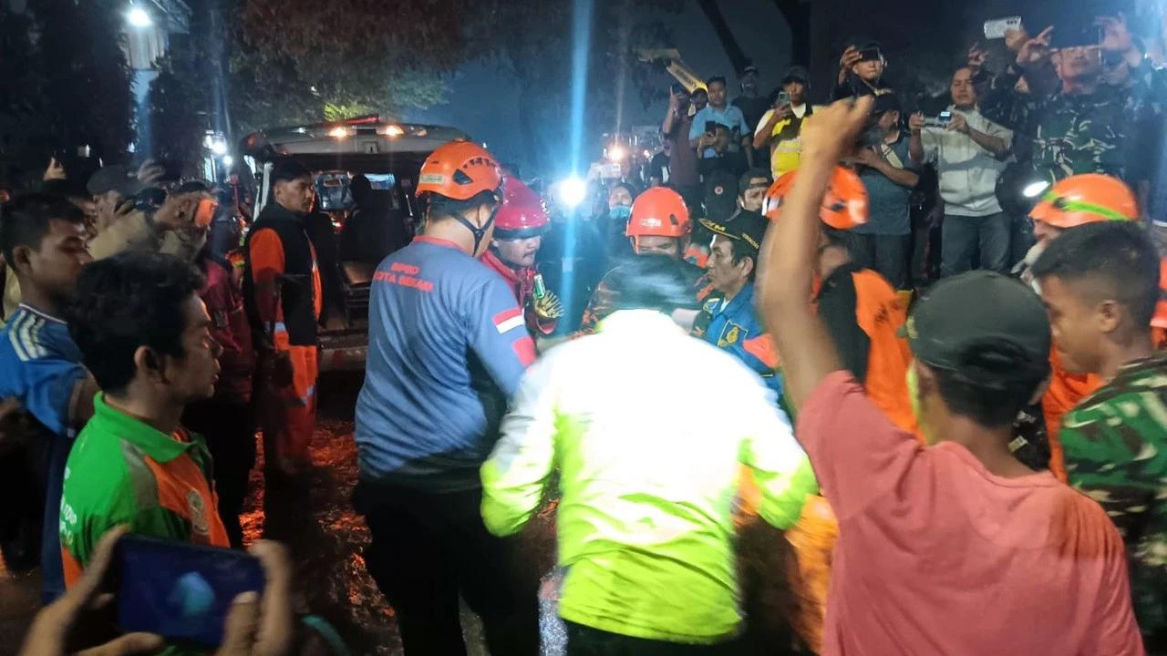 Kronologi Lengkap Sampah TPST Bantargebang Longsor Menimbun Lima Truk dan Warung, Empat Orang Ditemukan Meninggal Dunia