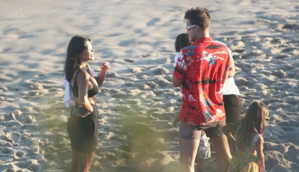 Terlihat pria tersebut pun bermain dengan ketiga anak Kourtney, yakni Mason, Penelope dan Reign. (London Entertainment - Splash News - Daily Mail)