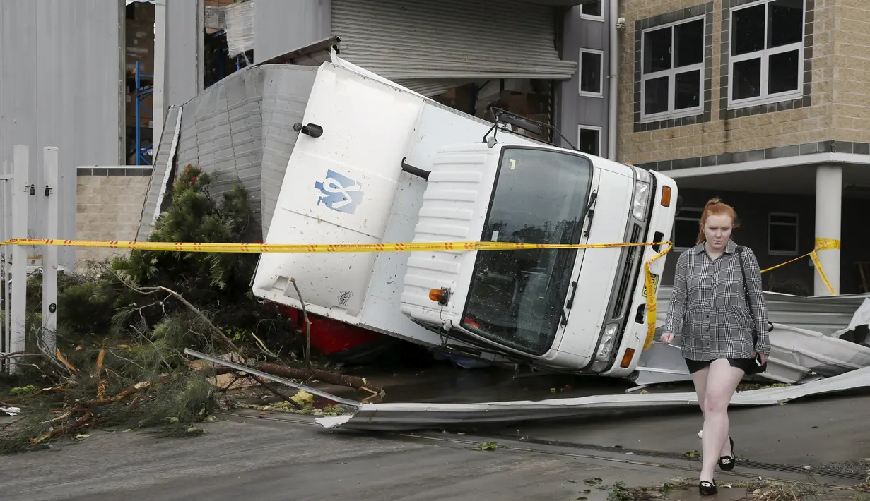 Sebuah truk terbalik akibat dihantam badai tornado yang langka di kawasan Kurnell, pinggir Sydney, Rabu (16/12). Badai dengan hujan es disertai angin berkekuatan sampai 200 km per jam melanda kawasan tersebut. (REUTERS/Jason Reed)