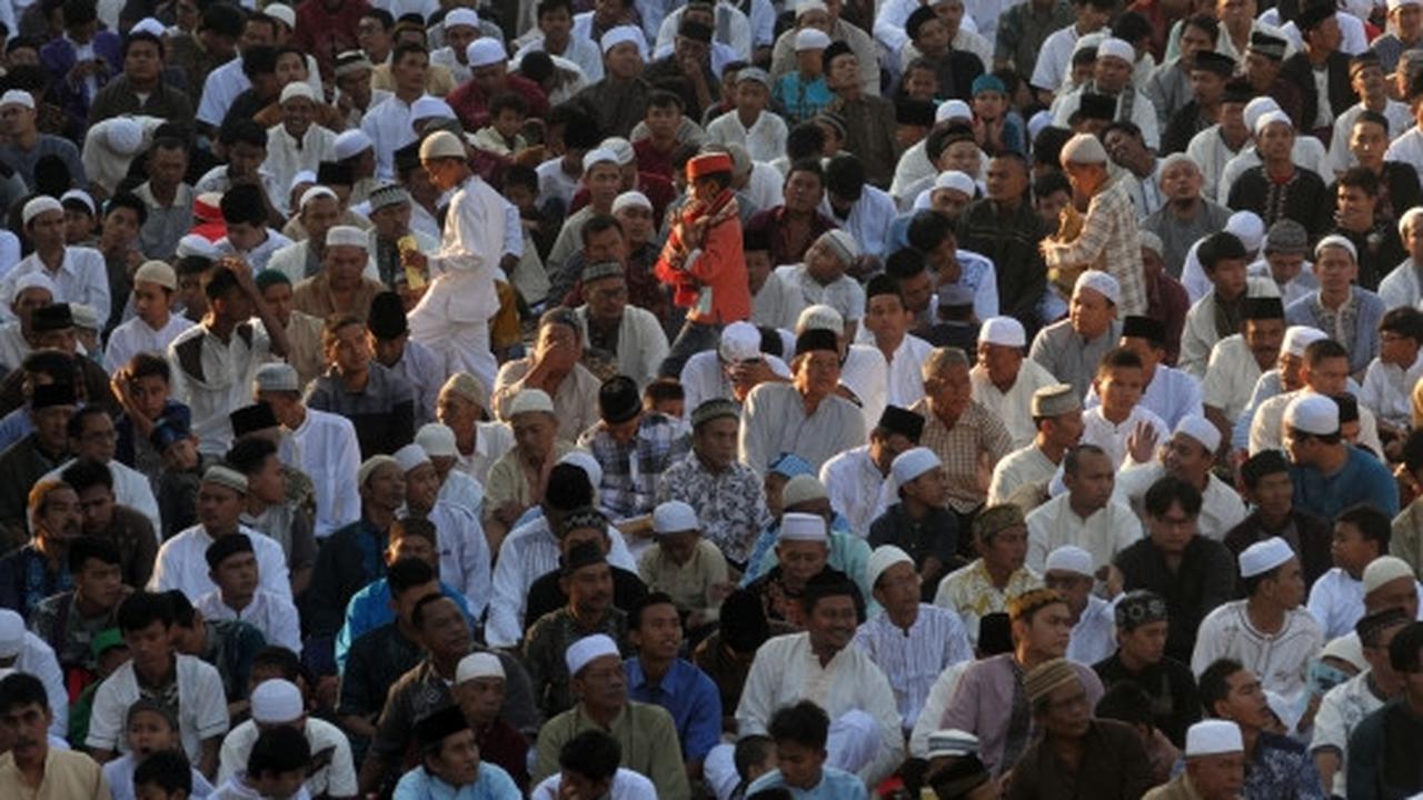 Ribuan warga Jatinegara gelar Salat Id di jalan raya