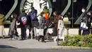 Orang-orang yang memakai masker untuk membantu mengekang penyebaran COVID-19 berjalan di Tokyo, Jepang, 29 Desember 2021. Kepala Rumah Sakit Pusat Sumida Dr Kuniaki Kojima mengatakan jumlah kasus COVID-19 varian Omicron belakangan ini mulai meningkat. (AP Photo/Eugene Hoshiko)