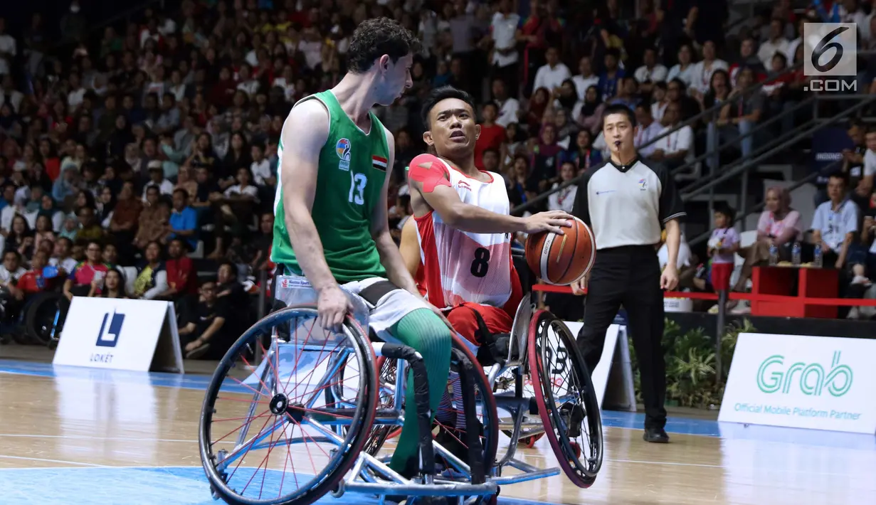 Pebasket Para Indonesia, Gusti Putu P Adnyana (kanan) mencoba melewati kawalan pemain Irak pada kompetisi basket Asian Para Games 2018 di Hall Basket, Kompleks GBK, Jakarta, Kamis (11/10). Indonesia kalah telak 27-97. (Liputan6.com/Helmi Fithriansyah)