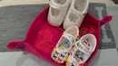 Sepatu Princess R pun juga keluaran Hermes. Sepatu H pif Booties in printed cotton with “horse” ditaksir senilai Rp2,3 juta.  Semeentara sepatu berwarna putih merupakan has H Pif Cabriole booties yang ditaksir senilai Rp4,8 juta.  [@princessyahrini]